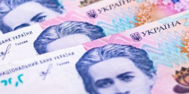 Якою буде заробітна плата українців у 2024 році: прогноз від економіста