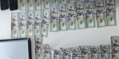 Купували iPhone за підроблені купюри: у Києві судитимуть групу аферистів