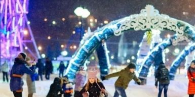 Бесплатный каток и аллея знаков зодиака: чем порадуют парки Днепра в новогодние праздники
