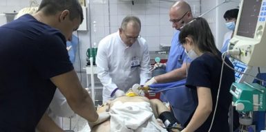 Война напоминает о себе: в Днепре бригада врачей спасает жизнь 34-летнему бойцу