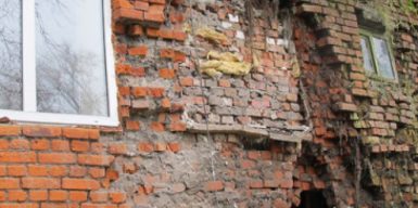 В центре Днепра рассыпается дом: видео