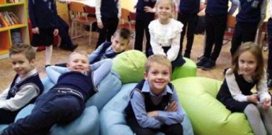 В днепровские школы завезли релакс-кресла для детей