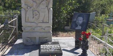 На могиле известного актера КВН ДГУ появился памятник