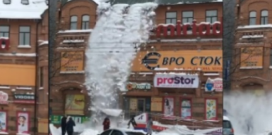В центре Днепра на прохожих обрушилась снежная лавина: видео