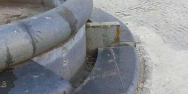 Когда починят каменную скамейку, разрушенную вандалами в центре Днепра
