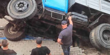 В центре Днепра провалился под землю грузовик «Днепрводоканала»