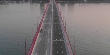 В Днепре девушка пыталась спрыгнуть с Нового моста: видео