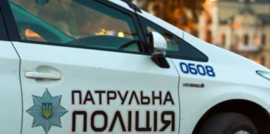 У Львівській області п’яний депутат намагався скинути патрульного з даху авто