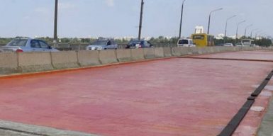 В Днепре раскрыли тайну красного и желтого покрытий на Новом мосту: фото