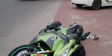 В Днепре мотоциклист сбил пешехода, перебегавшего дорогу