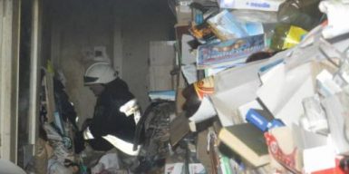 На пожаре в Днепре в завалах мусора погибла женщина