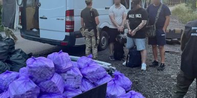 Контрабандист намагався провезти через кордон 20 тисяч пачок контрафактних цигарок і двох ухилянтів