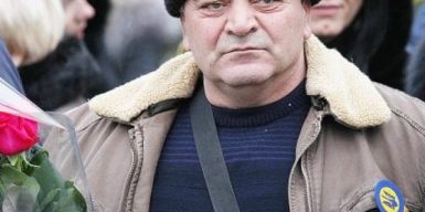 Отец Сергея Нигояна пришел к погибшему сыну в день памяти Героев Майдана: фото