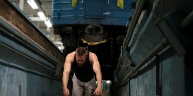 Рекорд Гіннеса та України на підтримку ЗСУ: дніпрянин протягнув на тросі, прикріпленому до шиї, вагон метрополітену