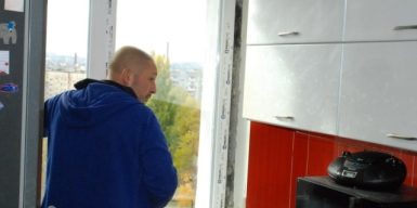 Нові вікна, полагоджена покрівля: у Дніпрі продовжують ремонтувати багатоквартирні будинки, постраждалі від ракетного удару