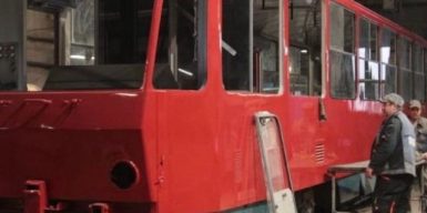 Виглядають як нові: у Дніпрі капітально ремонтують трамваї та тролейбуси
