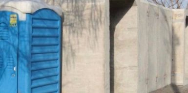 З дверима, лавочками: у Дніпрі показали, як виглядає встановлена захисна споруда