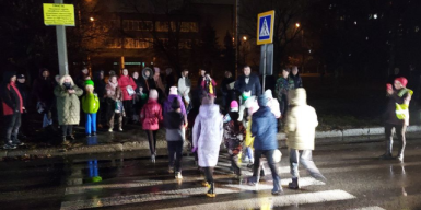 Сяюча безпека: в одній із шкіл Дніпра організували акцію із виготовлення світловідбиваючих флікерів для дітей