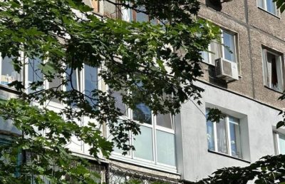 У Дніпрі пошкоджені через нічну атаку РФ вікна вже затягують плівкою та закривають ОСБ плитами