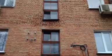 В Днепре пенсионеры вынуждены жить с разбитыми окнами: фото