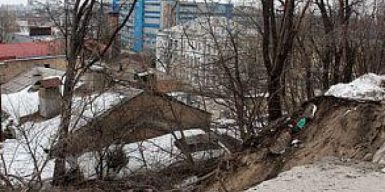 В Днепре на Балашовском спуске дома рискуют съехать в пропасть: видео