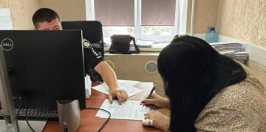 Мешканка Дніпропетровщини ошукала військових на 3,5 млн грн, видаючи себе за юристку