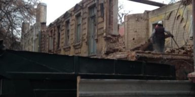 В центре Днепра под видом ремонта разрушали старинный особняк