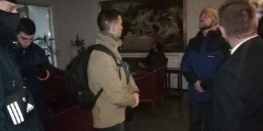 В днепровском отеле провели принудительную декоммунизацию