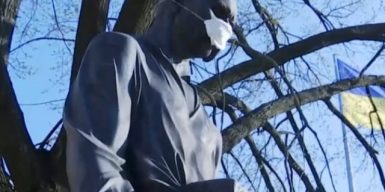Карантин в Днепре: даже памятники надели маски (видео)