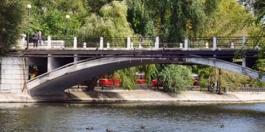 В парке Глобы отремонтируют пешеходный мост