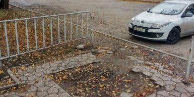 Возле Днепропетровского облсовета разваливаются пешеходные дорожки: фото
