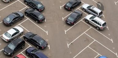 Водители Днепра просят обустроить парковку на вокзале