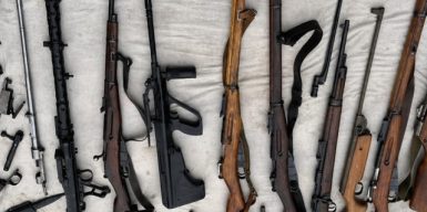 Експравоохоронця та колишнього працівника колонії судитимуть за незаконний продаж зброї