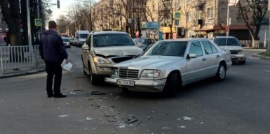 В Днепре на Титова джип влетел в Mercedes: фото, видео момента аварии