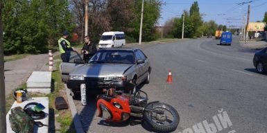 ДТП Днепр: На Калиновой легковой автомобиль сбил мотоцикл, есть пострадавшие (фото)
