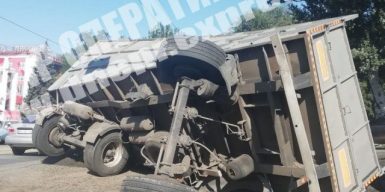 В Днепре от столкновения двух грузовиков посыпались семечки: фото, видео