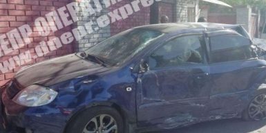 В Днепре на Слобожанском автомобиль после столкновения вылетел в забор: фото