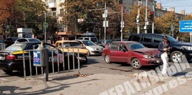В Днепре на улице Титова крупное ДТП: движение осложнено (фото, видео)