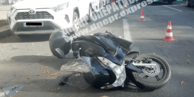 На центральном проспекте Днепра скутер влетел в Toyota: фото