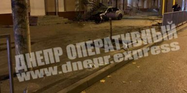 В Днепре среди ночи «Volkswagen» влетел в жилой дом на Слобожанском: фото, видео