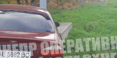 В Днепре на Запорожском шоссе автомобиль влетел в рекламный щит: фото, видео