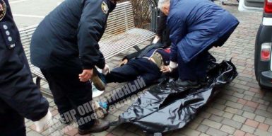 Возле одного из торговых центров Днепра скончался мужчина: фото
