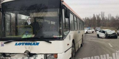 В Днепре пассажирский автобус попал в аварию: фото