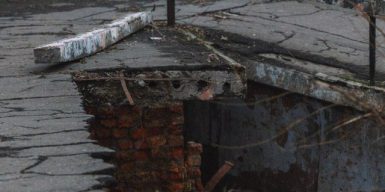В Днепре рухнула плита с пешеходного моста в парке Глобы: фото