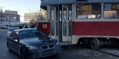 В Днепре трамвай зацепил машину автохама: фото