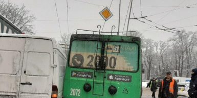 В Днепре столкнулись троллейбус и микроавтобус: фото