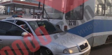 В Днепре трамвай столкнулся с автомобилем «Skoda»: фото