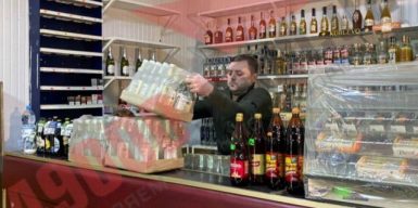 Карантин в Днепре: заммэра лично изымал алкоголь из наливаек (фото, видео)