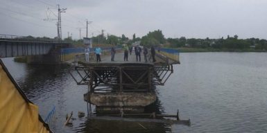 В Днепропетровской области начали возводить понтонный мост вместо рухнувшего: видео