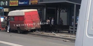 ДТП в Днепре: микроавтобус влетел в остановку (фото, видео)